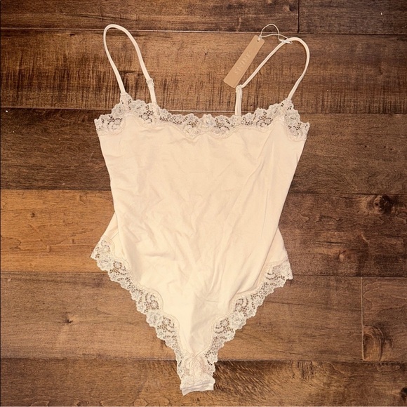 SKIMS FITS EVERYBODY LACE ONESIE, LONG SLIP DRESS, CAMI, BODYSUIT SAND XS/SMALL - Picture 6 of 12